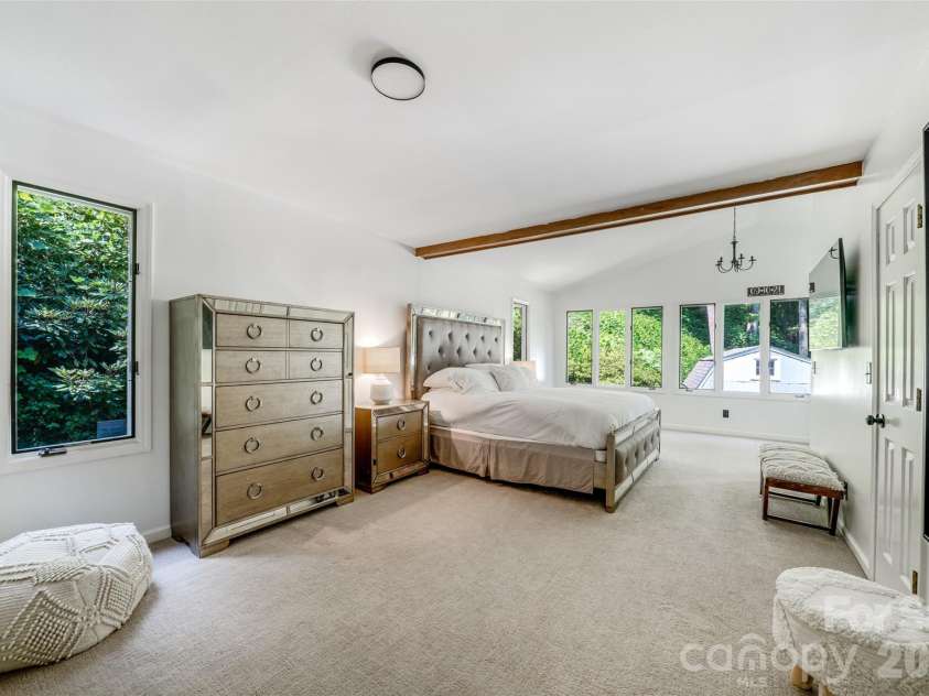 336 Sky Lake Drive, Hendersonville, NC 28739.  MLS# CAR4405648, YatesRealty ID 50927. Primary Suite