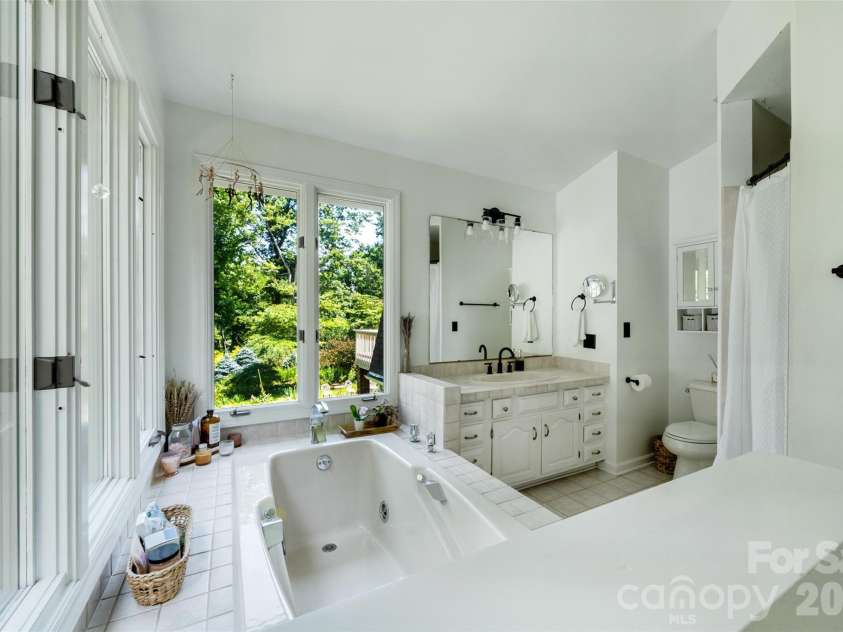 336 Sky Lake Drive, Hendersonville, NC 28739.  MLS# CAR4405648, YatesRealty ID 50927. Primary Suite