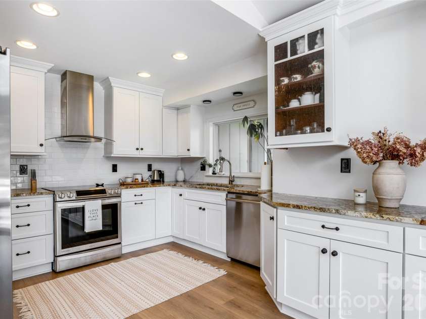 336 Sky Lake Drive, Hendersonville, NC 28739.  MLS# CAR4405648, YatesRealty ID 50927. Spacious Kitchen