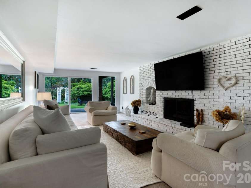 336 Sky Lake Drive, Hendersonville, NC 28739.  MLS# CAR4405648, YatesRealty ID 50927. Spacious Living Space