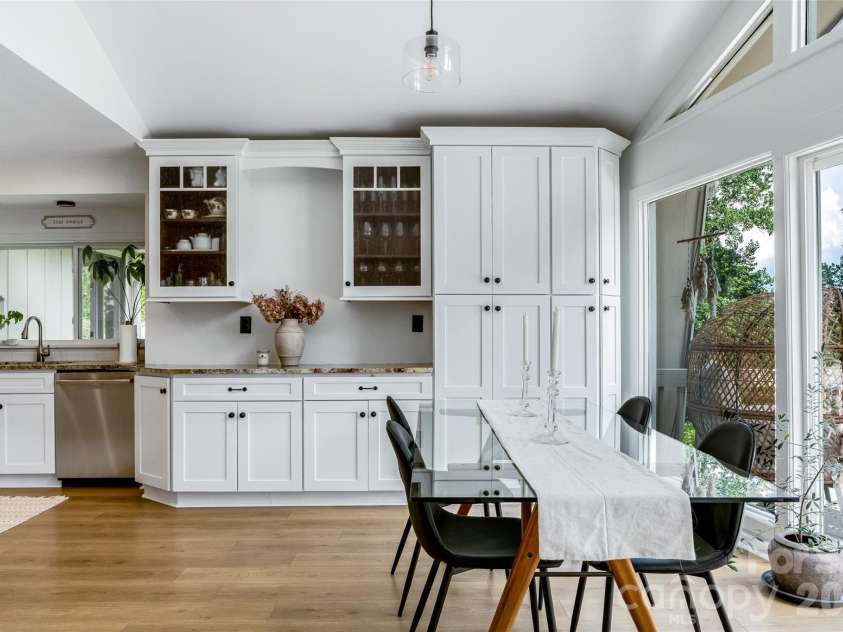 336 Sky Lake Drive, Hendersonville, NC 28739.  MLS# CAR4405648, YatesRealty ID 50927. Timeless Design