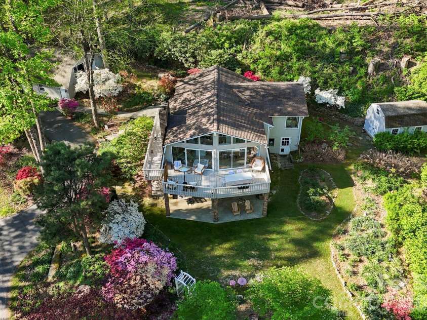 336 Sky Lake Drive, Hendersonville, NC 28739.  MLS# CAR4405648, YatesRealty ID 50927. Welcome Home