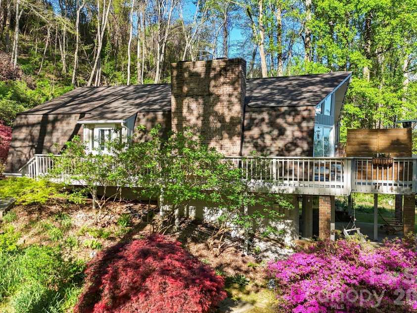 336 Sky Lake Drive, Hendersonville, NC 28739.  MLS# CAR4405648, YatesRealty ID 50927. Welcome Home