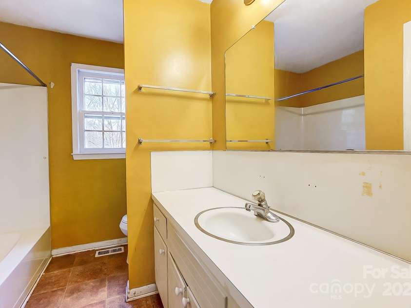 1142 Canterbury Drive, Lancaster, SC 29720.  MLS# CAR4234837, YatesRealty ID 5093. 