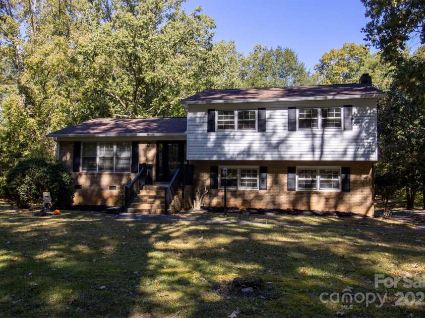 1142 Canterbury Drive, Lancaster, SC 29720.  MLS# CAR4313710, YatesRealty ID 5093. 