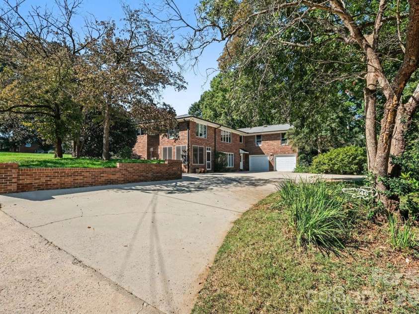 746 Grandview Drive, Concord, NC 28025.  MLS# CAR4434570, YatesRealty ID 5093. 