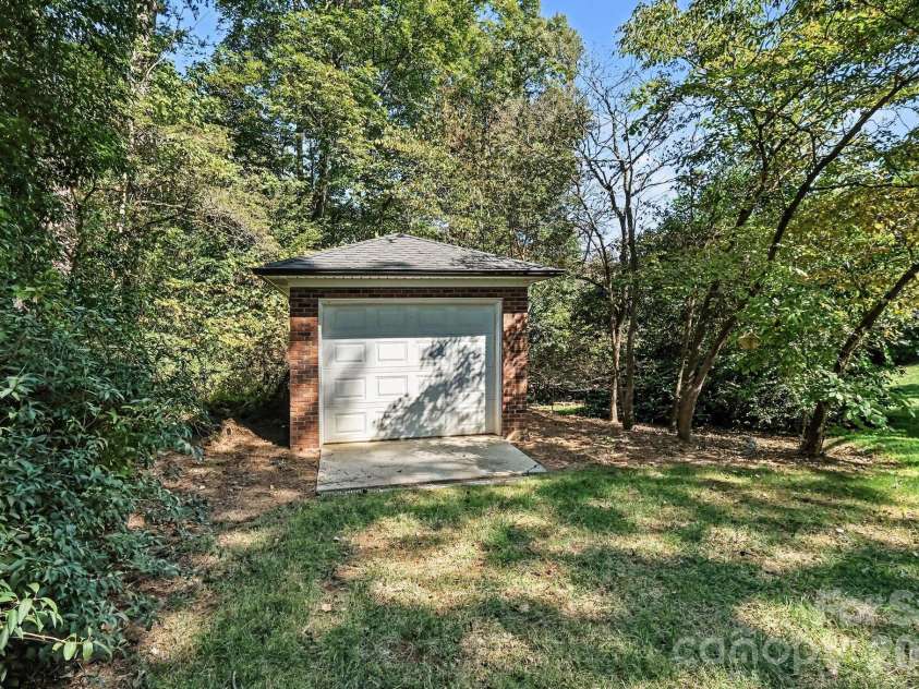 746 Grandview Drive, Concord, NC 28025.  MLS# CAR4434570, YatesRealty ID 5093. 