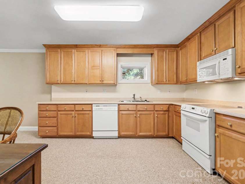 746 Grandview Drive, Concord, NC 28025.  MLS# CAR4434570, YatesRealty ID 5093. Spacious, full kitchen