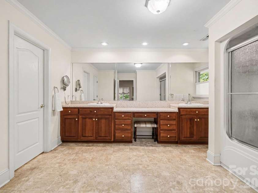 746 Grandview Drive, Concord, NC 28025.  MLS# CAR4434570, YatesRealty ID 5093. Spacious primary bath with dual vanities
