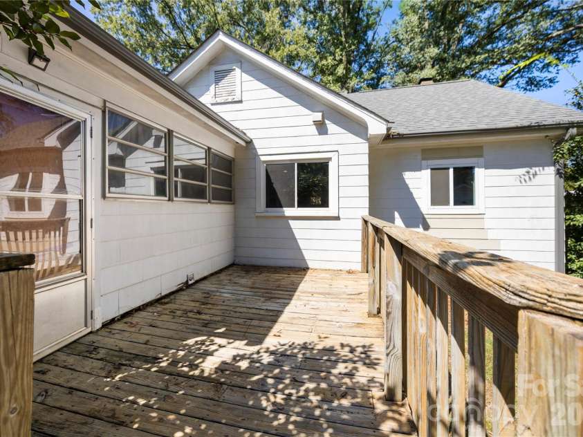 309 Main Avenue, Newton, NC 28658.  MLS# CAR4424348, YatesRealty ID 50936. 