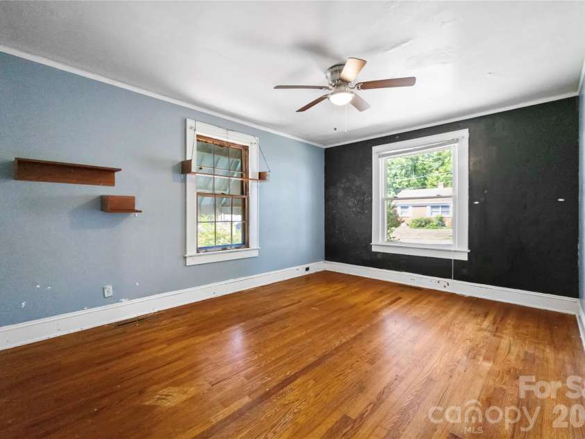 309 Main Avenue, Newton, NC 28658.  MLS# CAR4424348, YatesRealty ID 50936. 