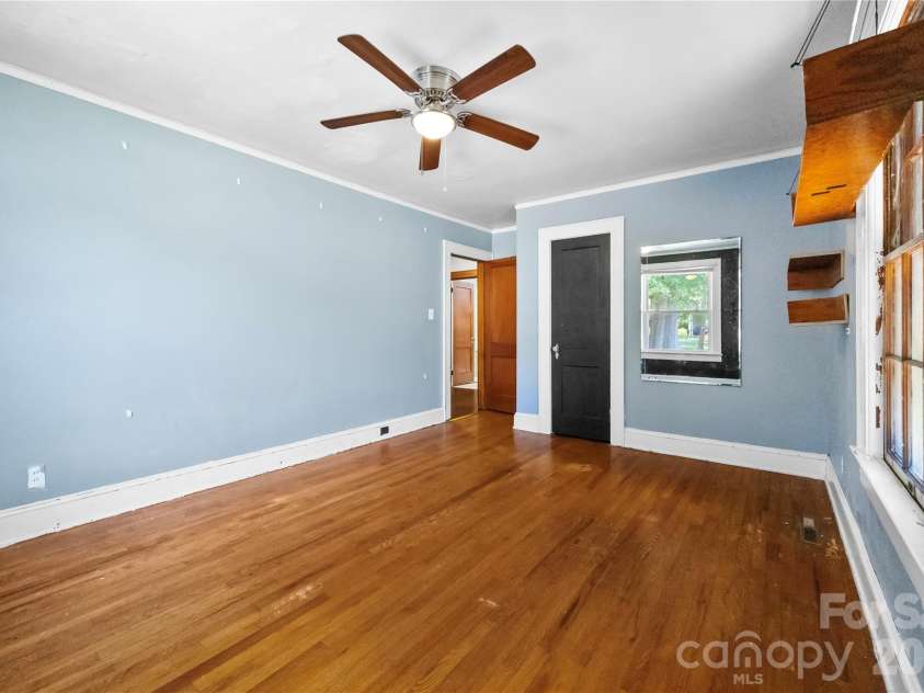 309 Main Avenue, Newton, NC 28658.  MLS# CAR4424348, YatesRealty ID 50936. 