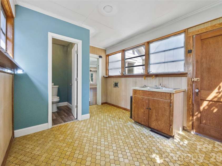309 Main Avenue, Newton, NC 28658.  MLS# CAR4424348, YatesRealty ID 50936. 