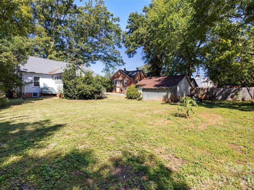 309 Main Avenue, Newton, NC 28658.  MLS# CAR4424348, YatesRealty ID 50936. 