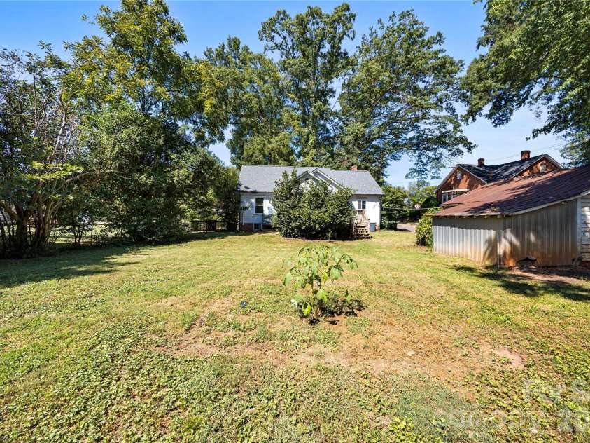 309 Main Avenue, Newton, NC 28658.  MLS# CAR4424348, YatesRealty ID 50936. 