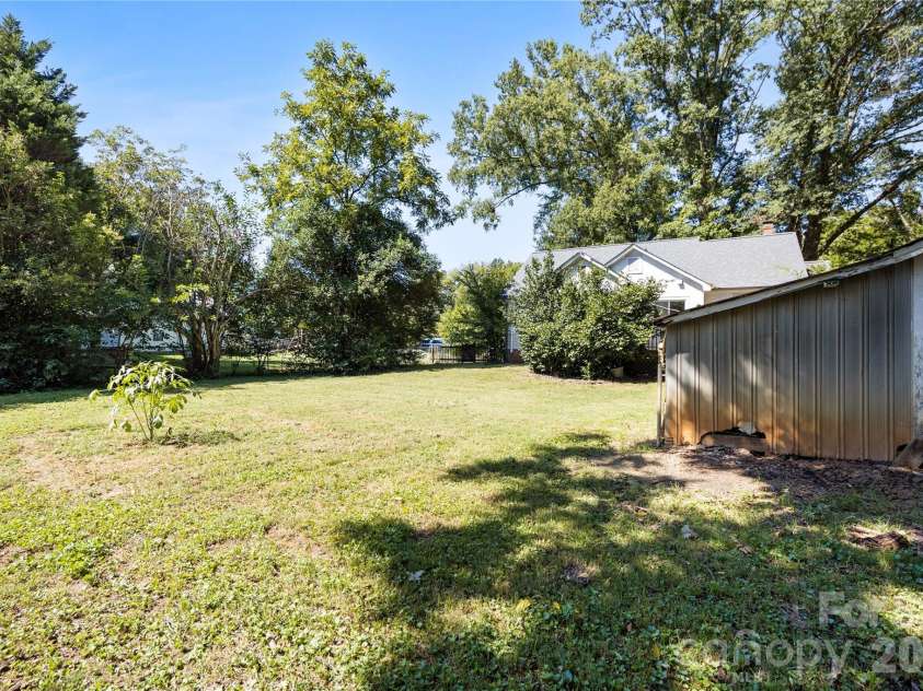 309 Main Avenue, Newton, NC 28658.  MLS# CAR4424348, YatesRealty ID 50936. 