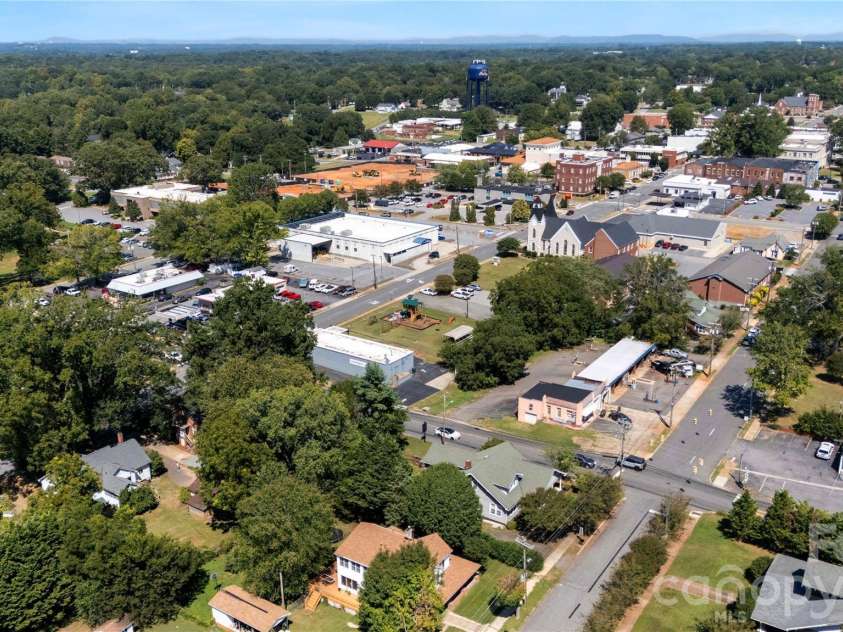 309 Main Avenue, Newton, NC 28658.  MLS# CAR4424348, YatesRealty ID 50936. 