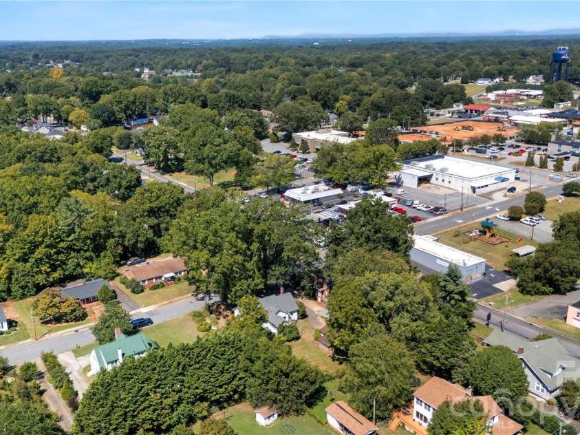 309 Main Avenue, Newton, NC 28658.  MLS# CAR4424348, YatesRealty ID 50936. 