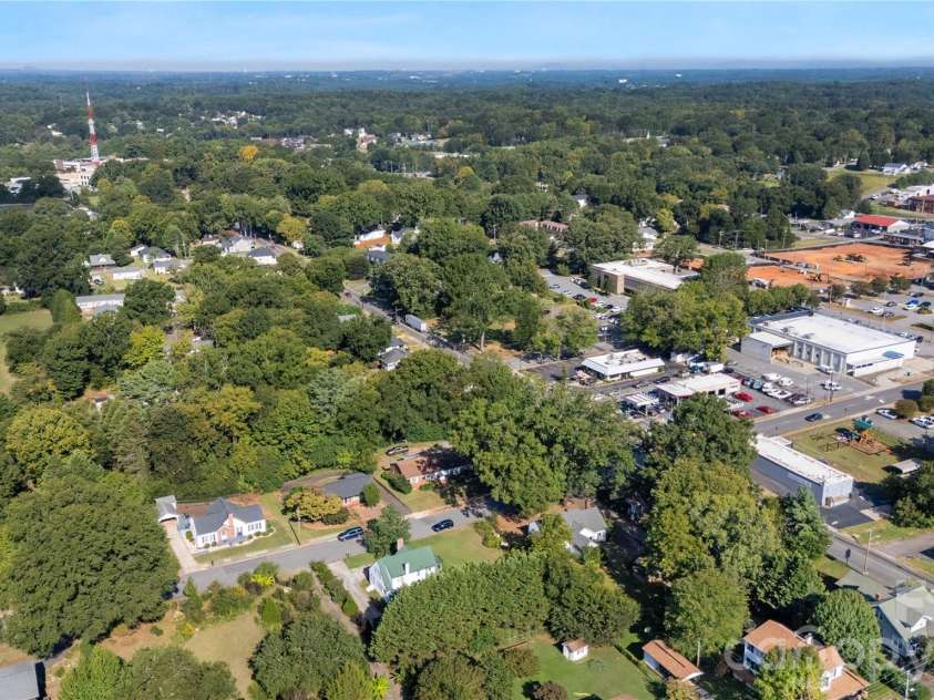 309 Main Avenue, Newton, NC 28658.  MLS# CAR4424348, YatesRealty ID 50936. 