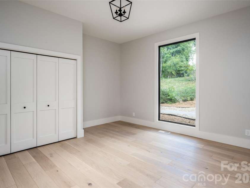 5 Meadow Ridge Drive, Asheville, NC 28804.  MLS# CAR4423846, YatesRealty ID 50939. 
