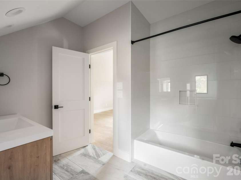 5 Meadow Ridge Drive, Asheville, NC 28804.  MLS# CAR4423846, YatesRealty ID 50939. 