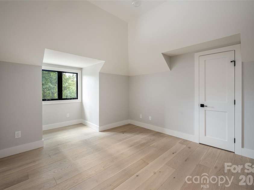 5 Meadow Ridge Drive, Asheville, NC 28804.  MLS# CAR4423846, YatesRealty ID 50939. 