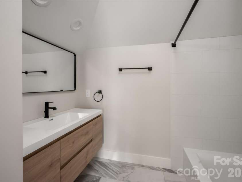 5 Meadow Ridge Drive, Asheville, NC 28804.  MLS# CAR4423846, YatesRealty ID 50939. 