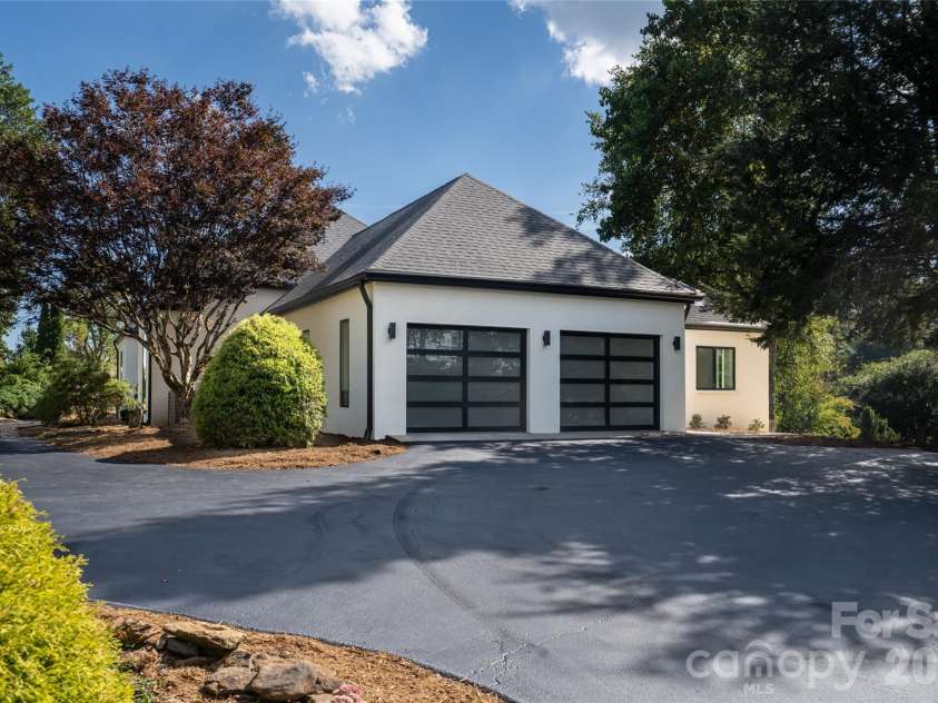 5 Meadow Ridge Drive, Asheville, NC 28804.  MLS# CAR4423846, YatesRealty ID 50939. 