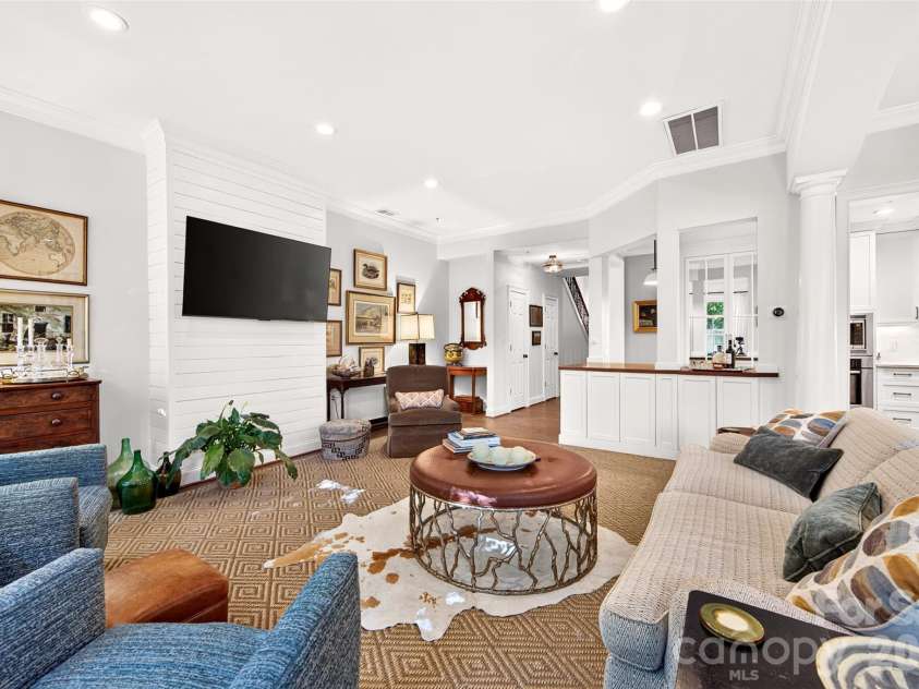 318 Wendover Heights Circle, Charlotte, NC 28211.  MLS# CAR4424763, YatesRealty ID 50941. 10 foot ceilings