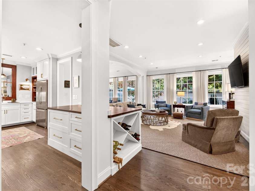 318 Wendover Heights Circle, Charlotte, NC 28211.  MLS# CAR4424763, YatesRealty ID 50941. Beautiful open serving counter