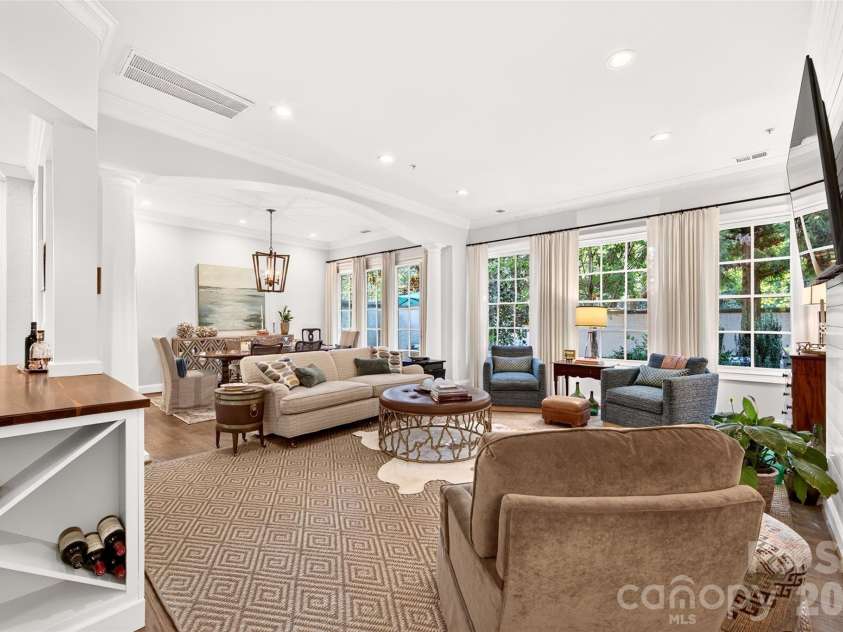 318 Wendover Heights Circle, Charlotte, NC 28211.  MLS# CAR4424763, YatesRealty ID 50941. Enter a brite open living space