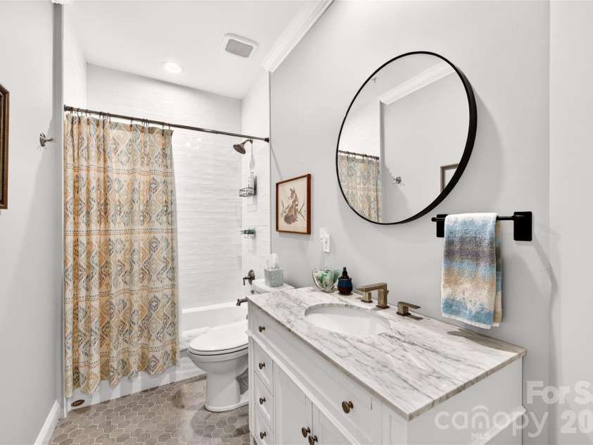 318 Wendover Heights Circle, Charlotte, NC 28211.  MLS# CAR4424763, YatesRealty ID 50941. Guest bath
