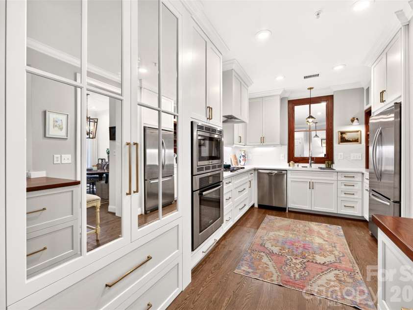 318 Wendover Heights Circle, Charlotte, NC 28211.  MLS# CAR4424763, YatesRealty ID 50941. Kitchen remodeled in 2022