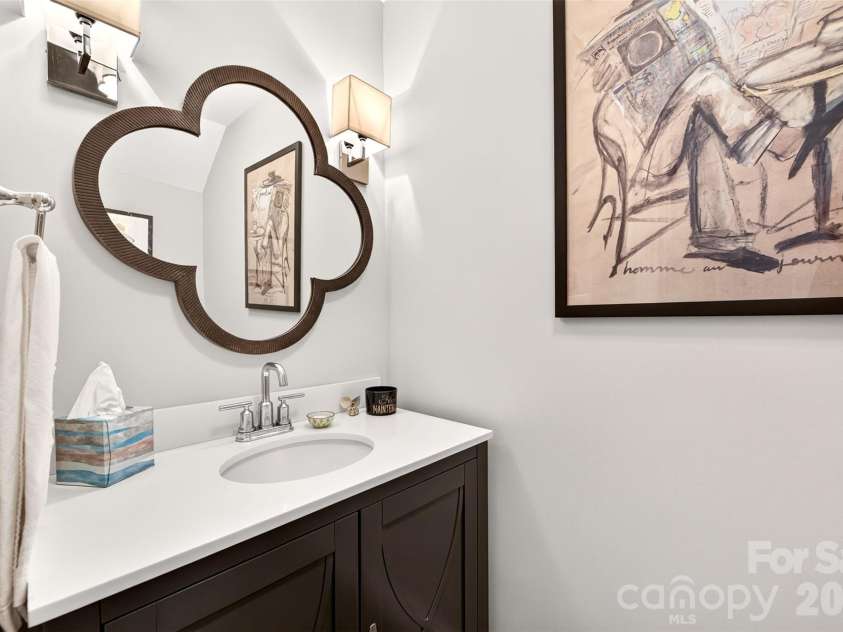 318 Wendover Heights Circle, Charlotte, NC 28211.  MLS# CAR4424763, YatesRealty ID 50941. Powder room