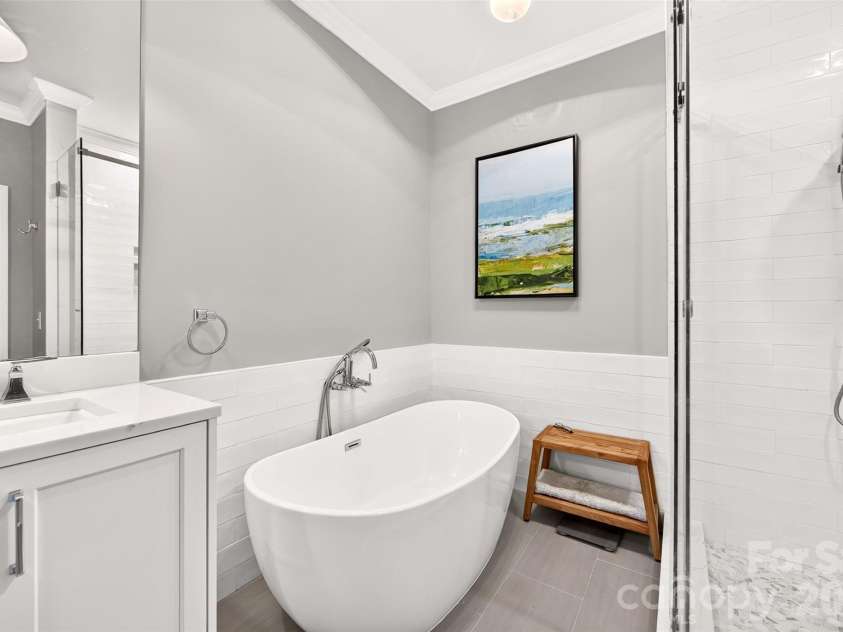 318 Wendover Heights Circle, Charlotte, NC 28211.  MLS# CAR4424763, YatesRealty ID 50941. Soaking tub