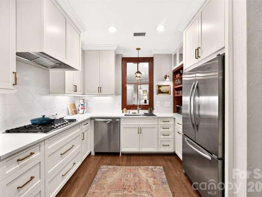 318 Wendover Heights Circle, Charlotte, NC 28211.  MLS# CAR4424763, YatesRealty ID 50941. Stainless appliances