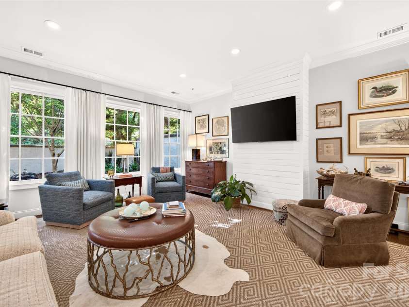 318 Wendover Heights Circle, Charlotte, NC 28211.  MLS# CAR4424763, YatesRealty ID 50941. Tons of natural light