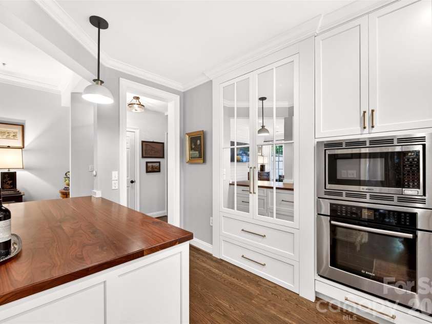 318 Wendover Heights Circle, Charlotte, NC 28211.  MLS# CAR4424763, YatesRealty ID 50941. Walnut serving counter