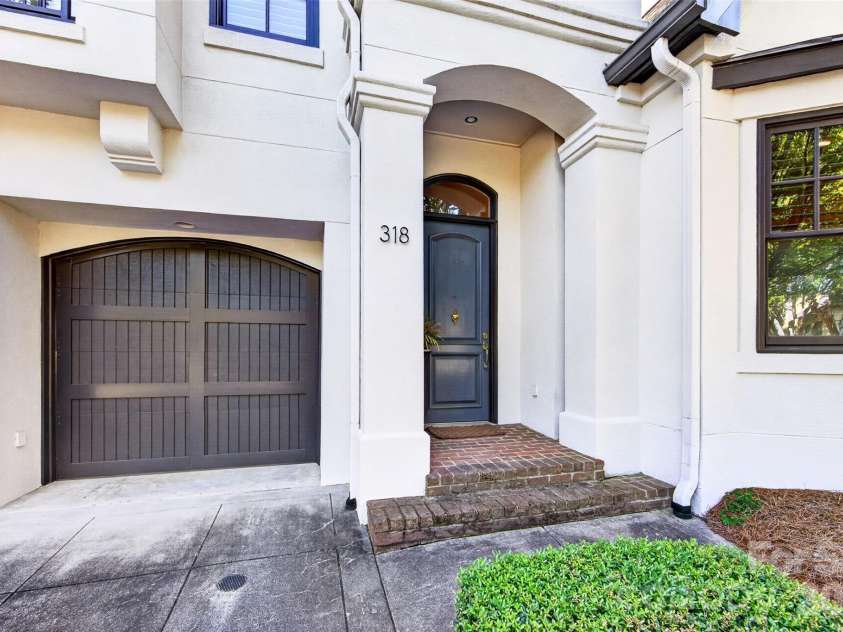 318 Wendover Heights Circle, Charlotte, NC 28211.  MLS# CAR4424763, YatesRealty ID 50941. Warm ground level entry