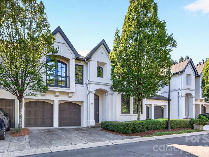 318 Wendover Heights Circle, Charlotte, NC 28211.  MLS# CAR4424763, YatesRealty ID 50941. Welcome to 318 Wendover Heights Circle