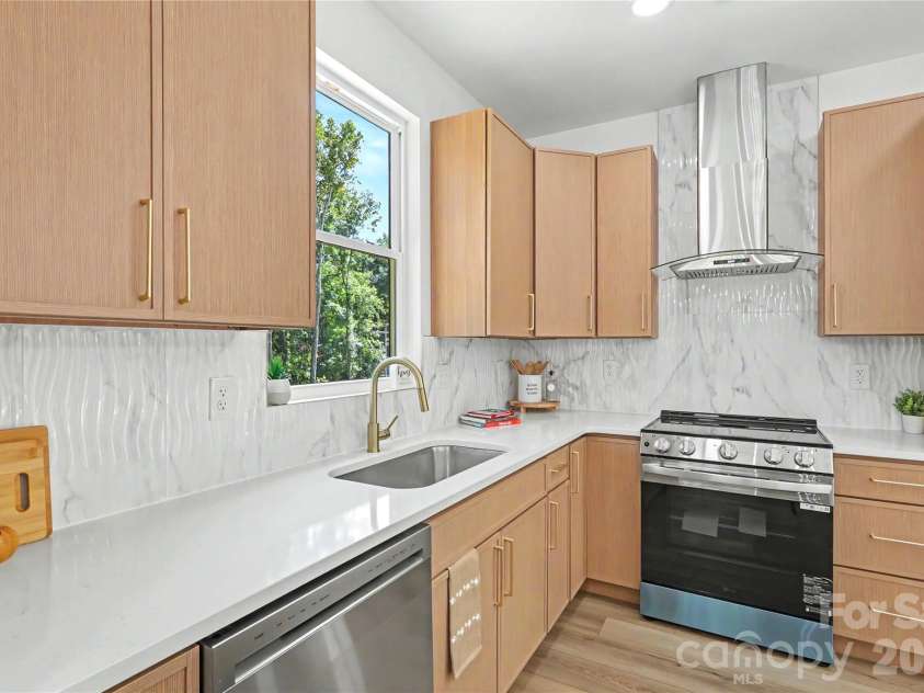 910 Montrose Drive, Shelby, NC 28150.  MLS# CAR4424954, YatesRealty ID 50950. 