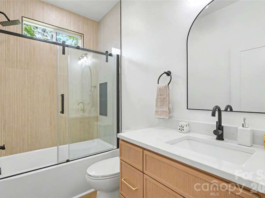 910 Montrose Drive, Shelby, NC 28150.  MLS# CAR4424954, YatesRealty ID 50950. 