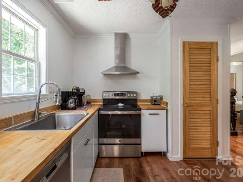 5 Sunwashed Way, Asheville, NC 28803.  MLS# CAR4422593, YatesRealty ID 50953. 