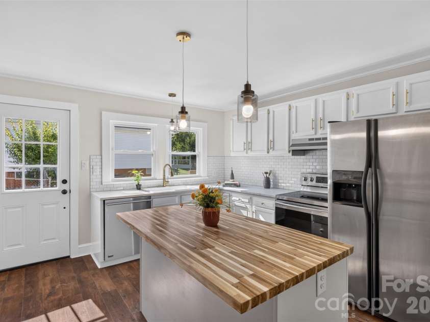227 Nesbit Drive, Salisbury, NC 28147.  MLS# CAR4424575, YatesRealty ID 50959. Kitchen Island