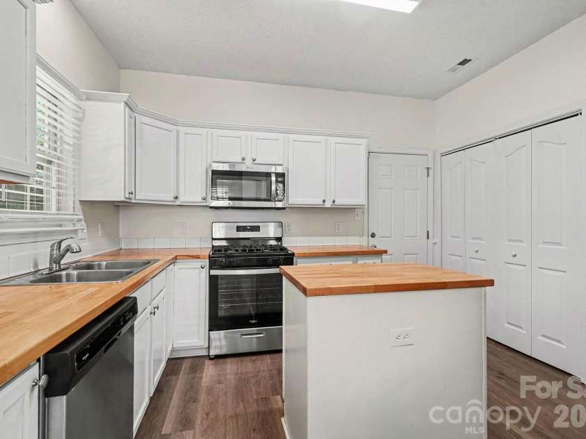 3404 Passour Ridge Lane, Charlotte, NC 28269.  MLS# CAR4424918, YatesRealty ID 50960. 