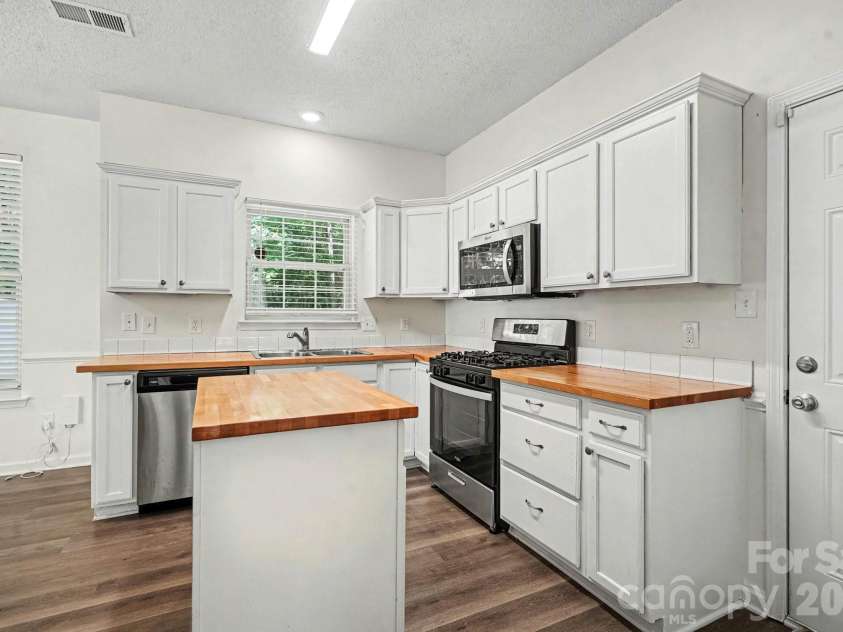 3404 Passour Ridge Lane, Charlotte, NC 28269.  MLS# CAR4424918, YatesRealty ID 50960. 