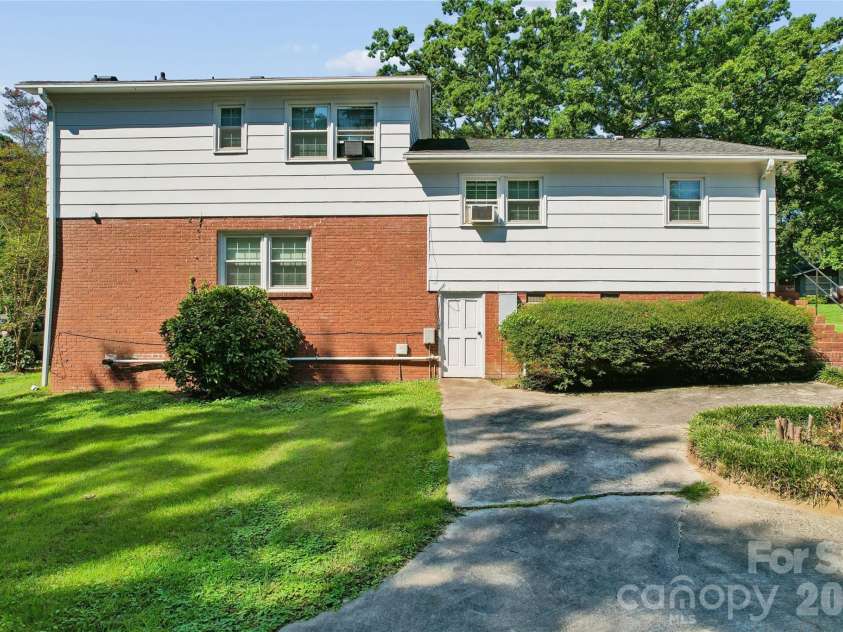 6408 Spring Garden Lane, Charlotte, NC 28213.  MLS# CAR4424165, YatesRealty ID 50963. 