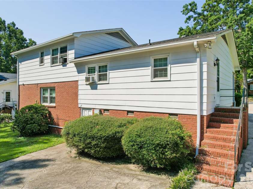 6408 Spring Garden Lane, Charlotte, NC 28213.  MLS# CAR4424165, YatesRealty ID 50963. 