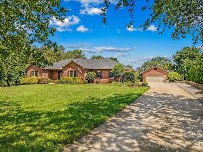 110 Dobbs Drive, Statesville, NC 28625.  MLS# CAR4424875, YatesRealty ID 50965. 