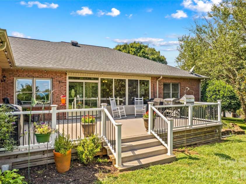 110 Dobbs Drive, Statesville, NC 28625.  MLS# CAR4424875, YatesRealty ID 50965. 